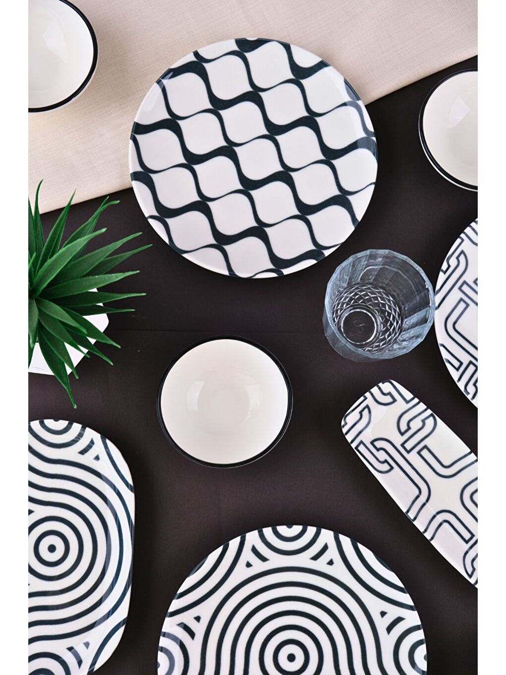 Siyah Porselen Black Kahvaltı ve İkram Takımı 6 Kişilik 14 Parça TVL14KAHPRS1152-6