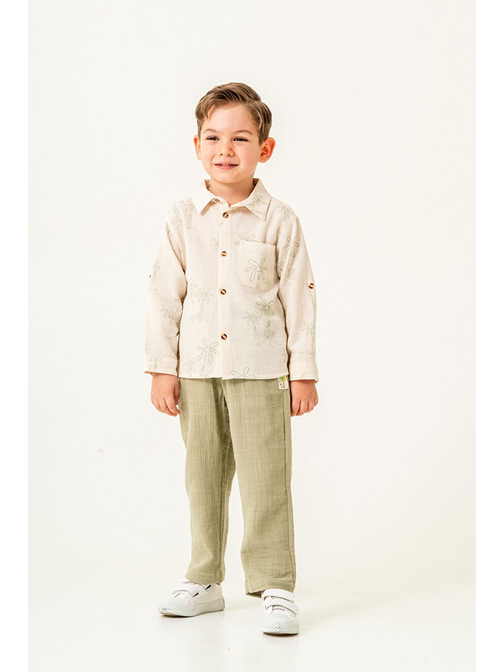 Yeşil Erkek Çocuk Ekru Palmiye Desenli Gömlek Ve Haki Keten Pantolon Takımı