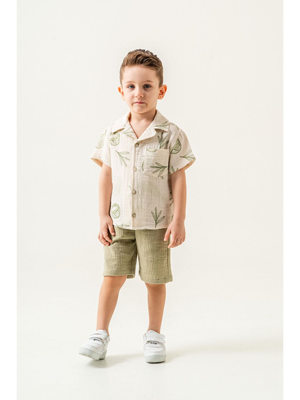 Yeşil Erkek Çocuk Pamuklu Hindistan Cevizi Desenli Kısa Kollu Gömlek Ve Şort Takım - Yazlık Rahatlık