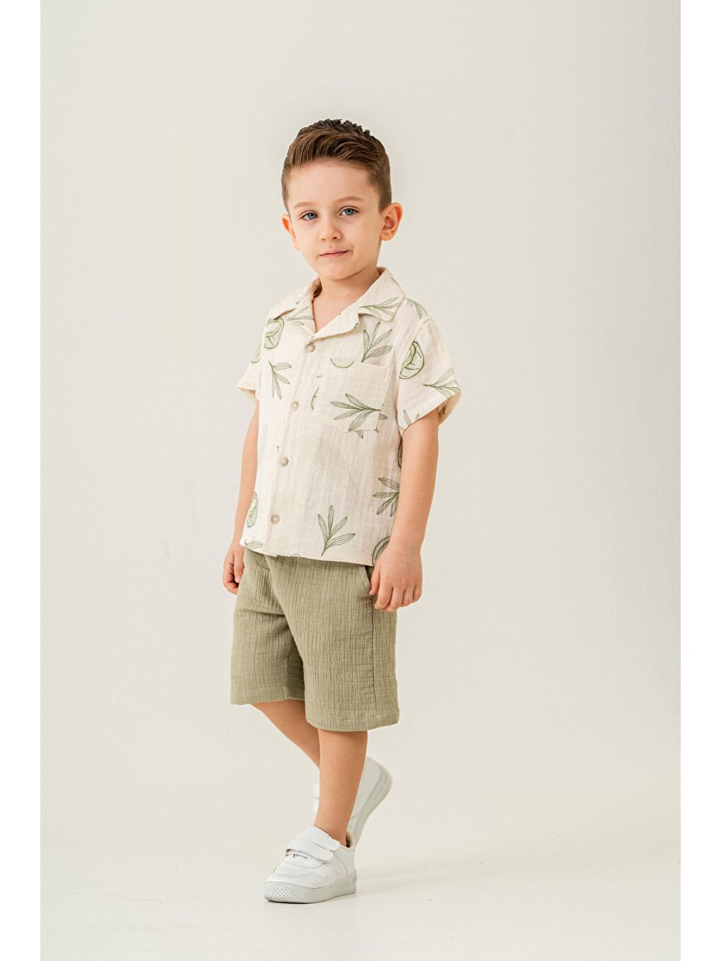 Yeşil Erkek Çocuk Pamuklu Hindistan Cevizi Desenli Kısa Kollu Gömlek Ve Şort Takım - Yazlık Rahatlık-1