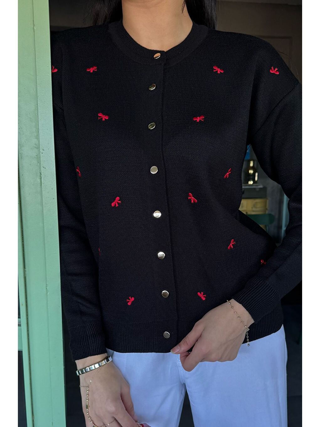 Siyah Kadın Fiyonk Nakışlı Triko Hırka