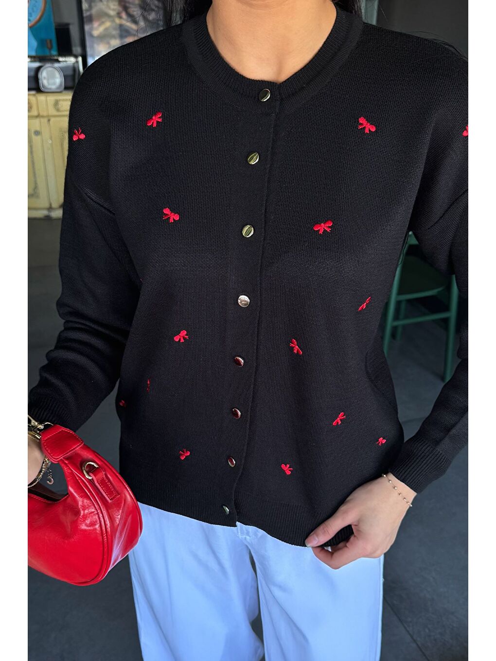 Siyah Kadın Fiyonk Nakışlı Triko Hırka-2