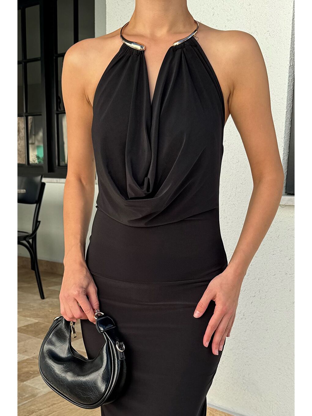 Siyah Derin Göğüs Dekolteli Degaje Elbise-3