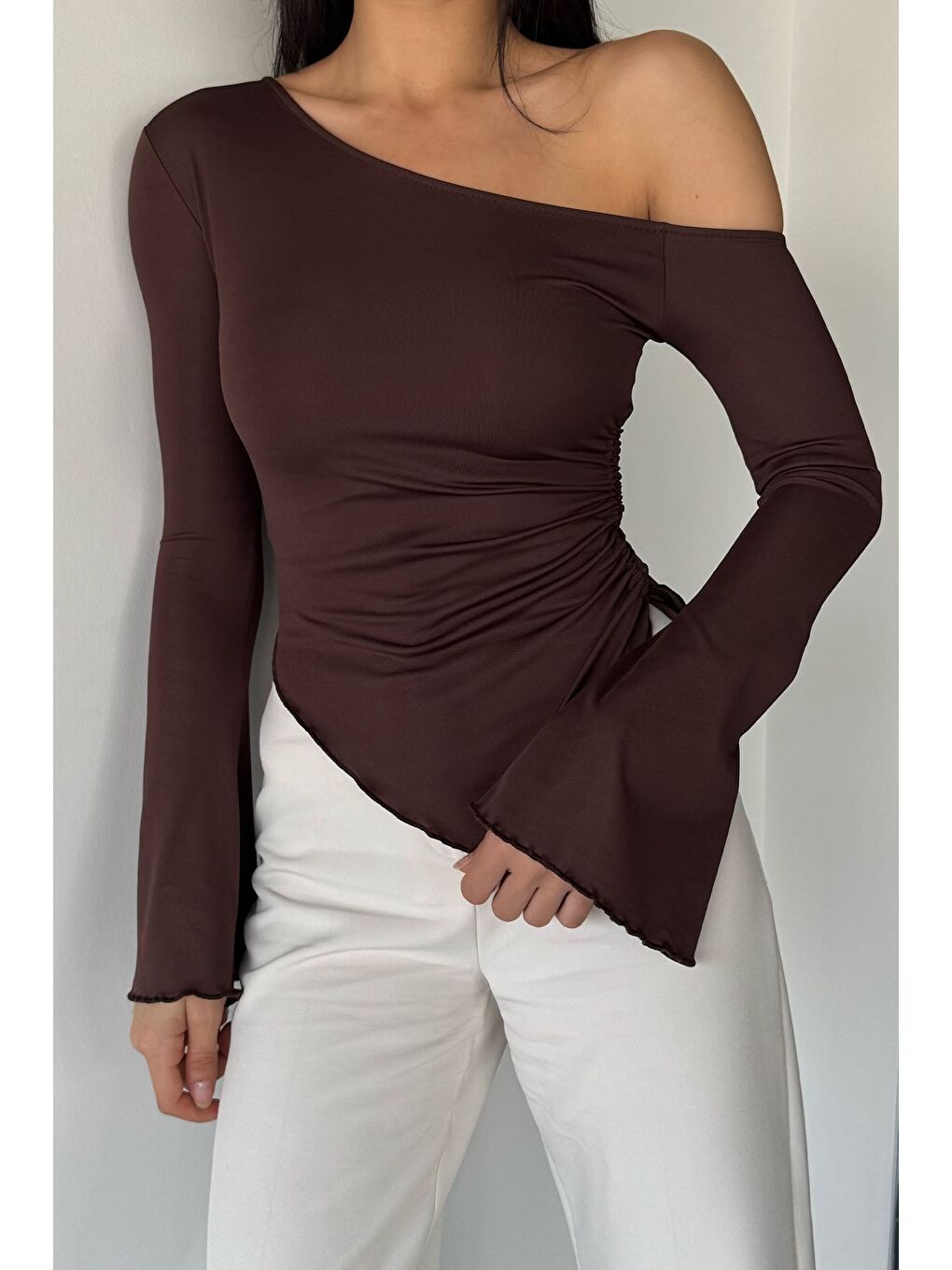 Kahverengi Bel Büzgülü Asimetrik Kesim Kadın Bluz-1