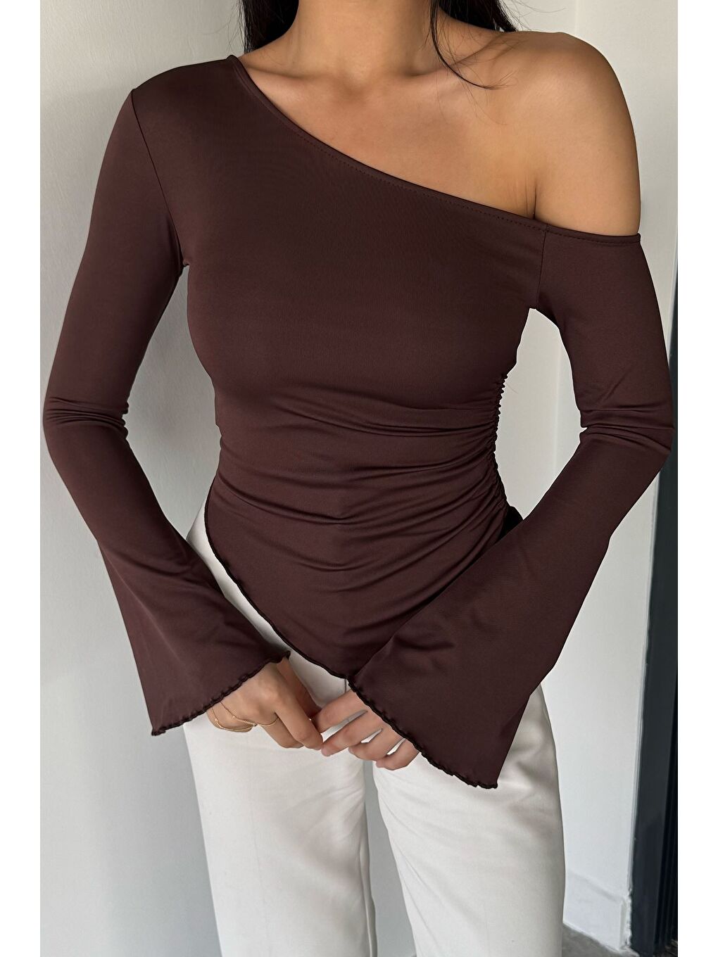 Kahverengi Bel Büzgülü Asimetrik Kesim Kadın Bluz-2