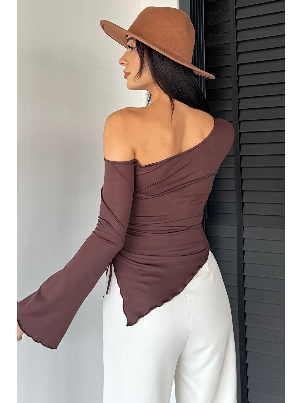 Kahverengi Bel Büzgülü Asimetrik Kesim Kadın Bluz-3