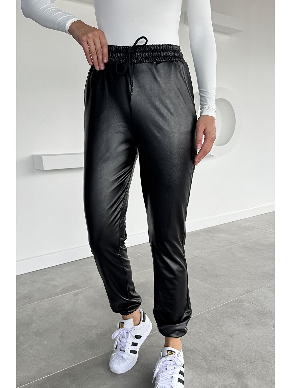 Siyah Kadın Bel Ve Paça Lastikli Suni Deri Pantolon