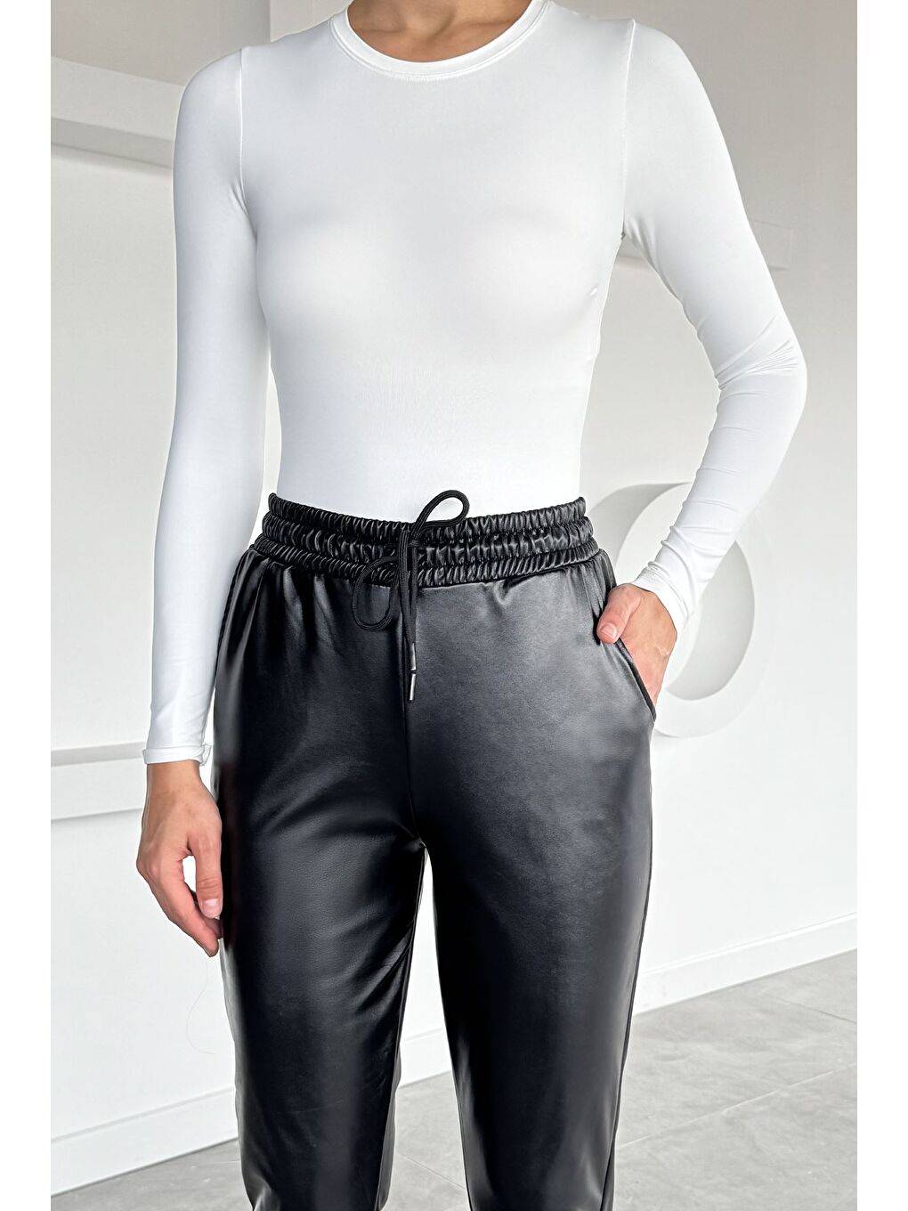 Siyah Kadın Bel Ve Paça Lastikli Suni Deri Pantolon-1