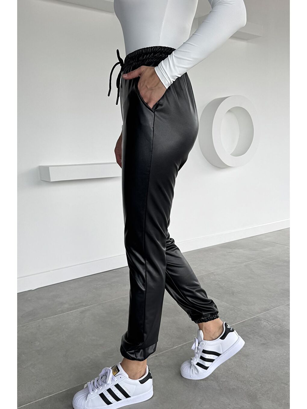 Siyah Kadın Bel Ve Paça Lastikli Suni Deri Pantolon-2