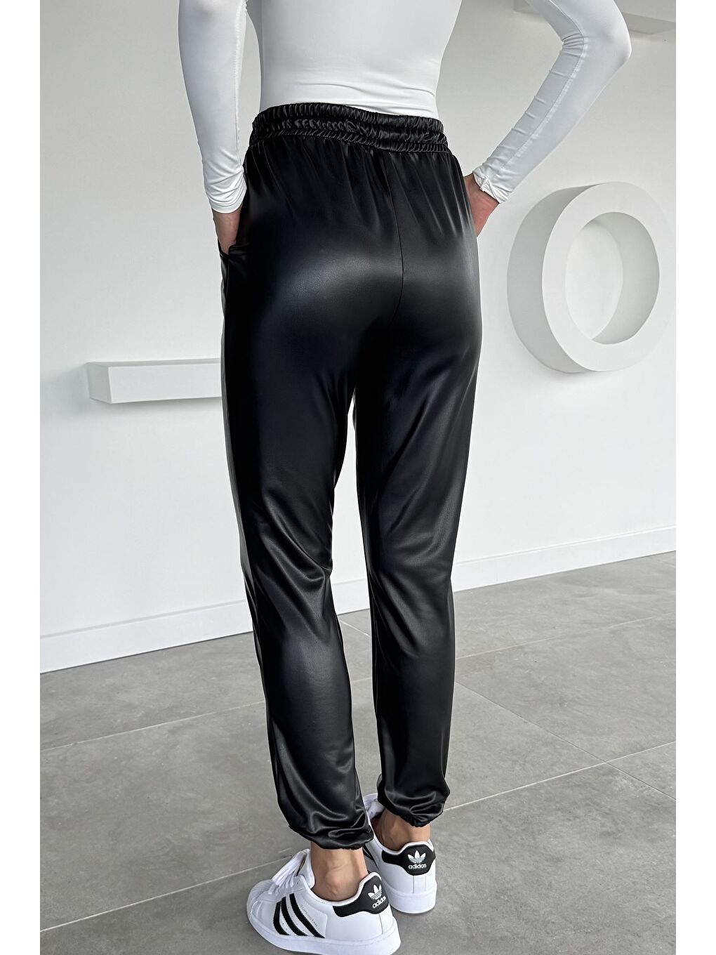 Siyah Kadın Bel Ve Paça Lastikli Suni Deri Pantolon-3