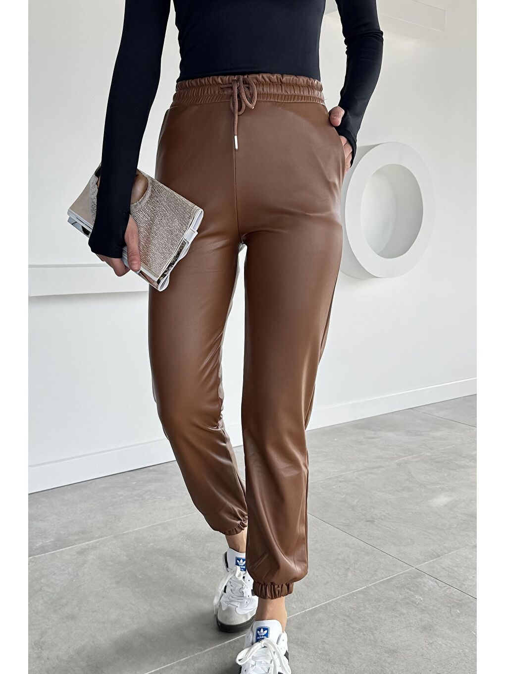 Kahverengi Kadın Bel Ve Paça Lastikli Suni Deri Pantolon-1