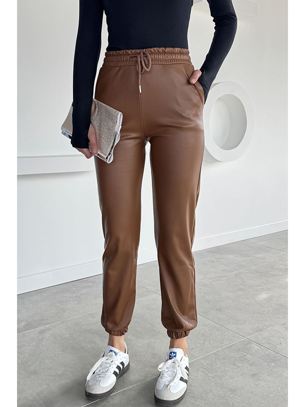 Kahverengi Kadın Bel Ve Paça Lastikli Suni Deri Pantolon-2