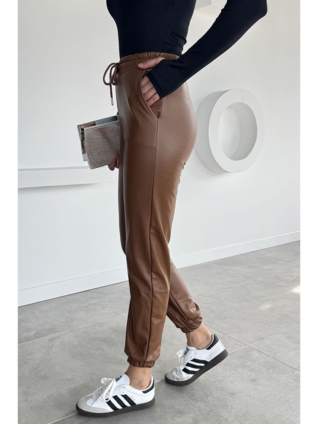 Kahverengi Kadın Bel Ve Paça Lastikli Suni Deri Pantolon-3