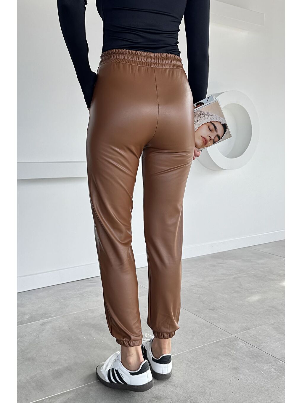 Kahverengi Kadın Bel Ve Paça Lastikli Suni Deri Pantolon-4