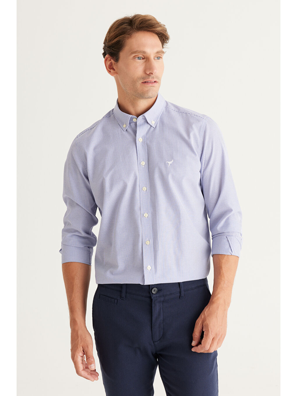 Erkek Mavi-Beyaz Slim Fit Dar Kesim Düğmeli Yaka Pamuklu Çizgili Gömlek