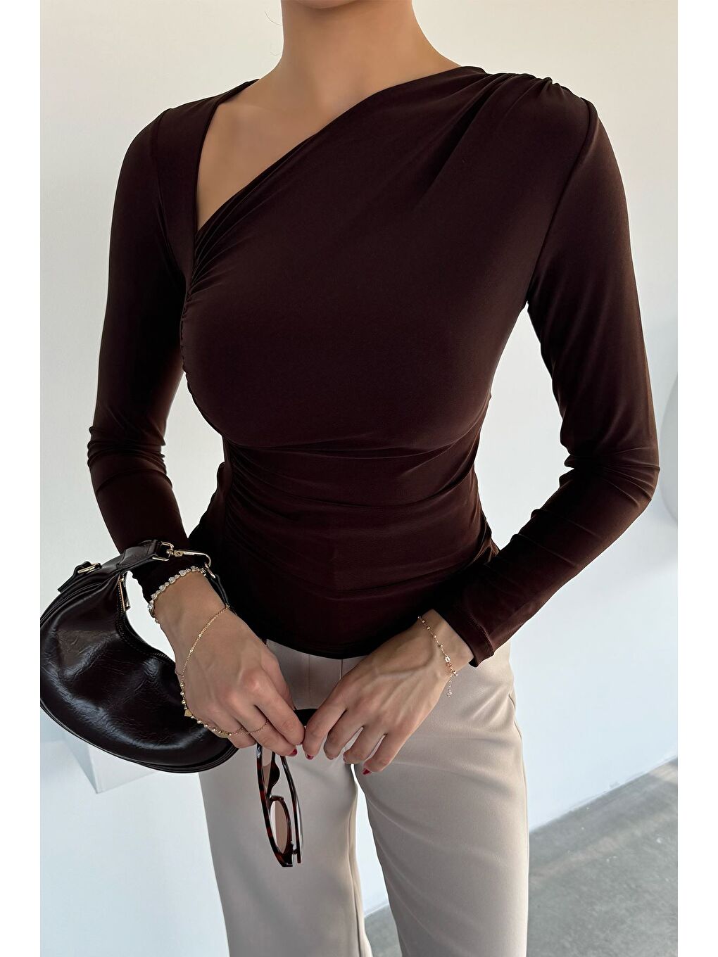 Kahverengi Kadın Drapeli V Yaka Bluz