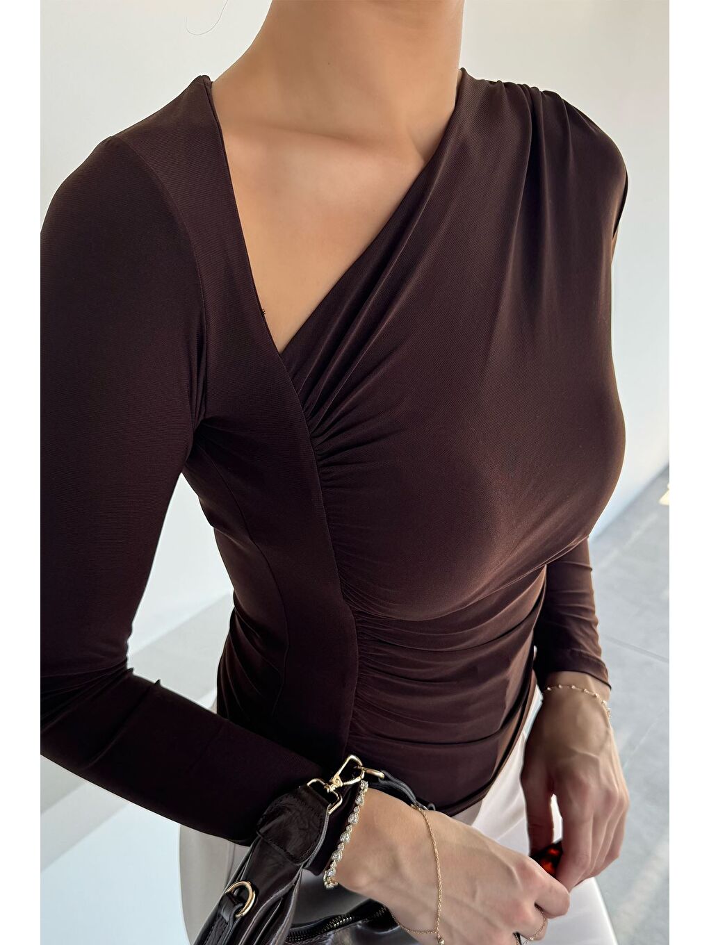 Kahverengi Kadın Drapeli V Yaka Bluz-2