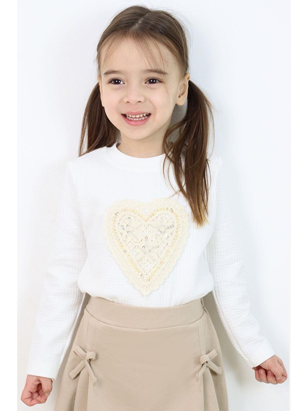 Kız Çocuk Uzun Kollu Tişört Dantel Aplike Kalp Armalı Pullu Ekru (4-8 Yaş)-1