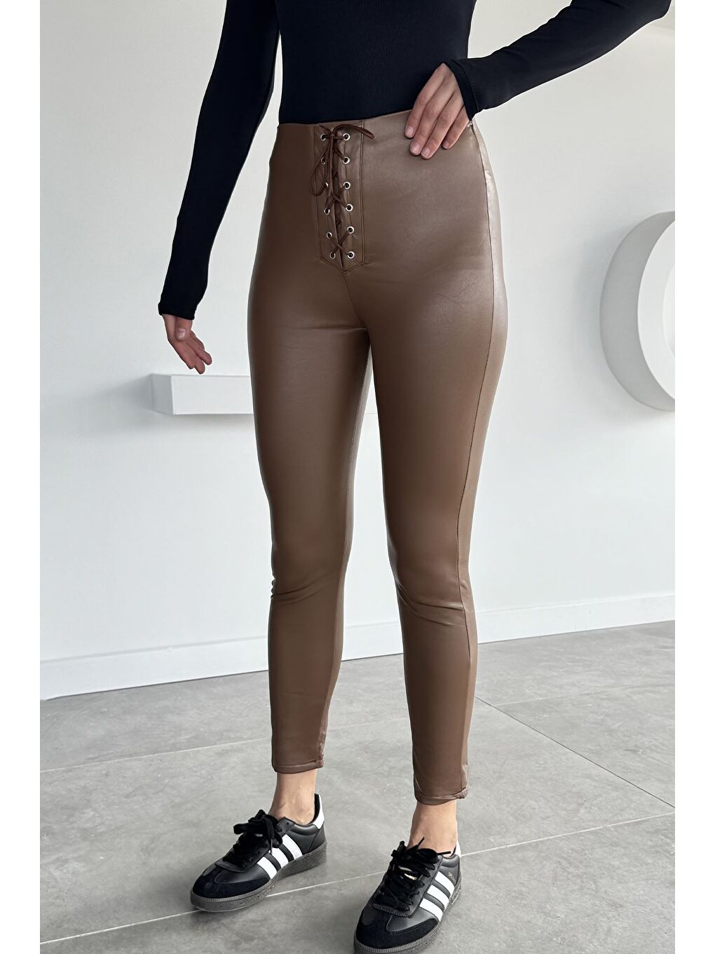 Kahverengi Kadın Şardonlu Bel Bağcıklı Detaylı Deri Tayt-1