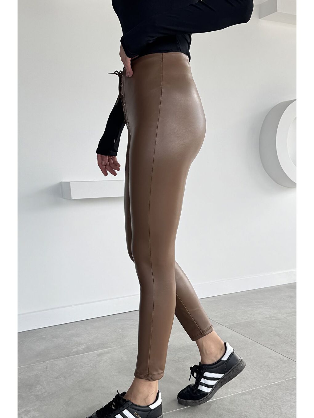 Kahverengi Kadın Şardonlu Bel Bağcıklı Detaylı Deri Tayt-2