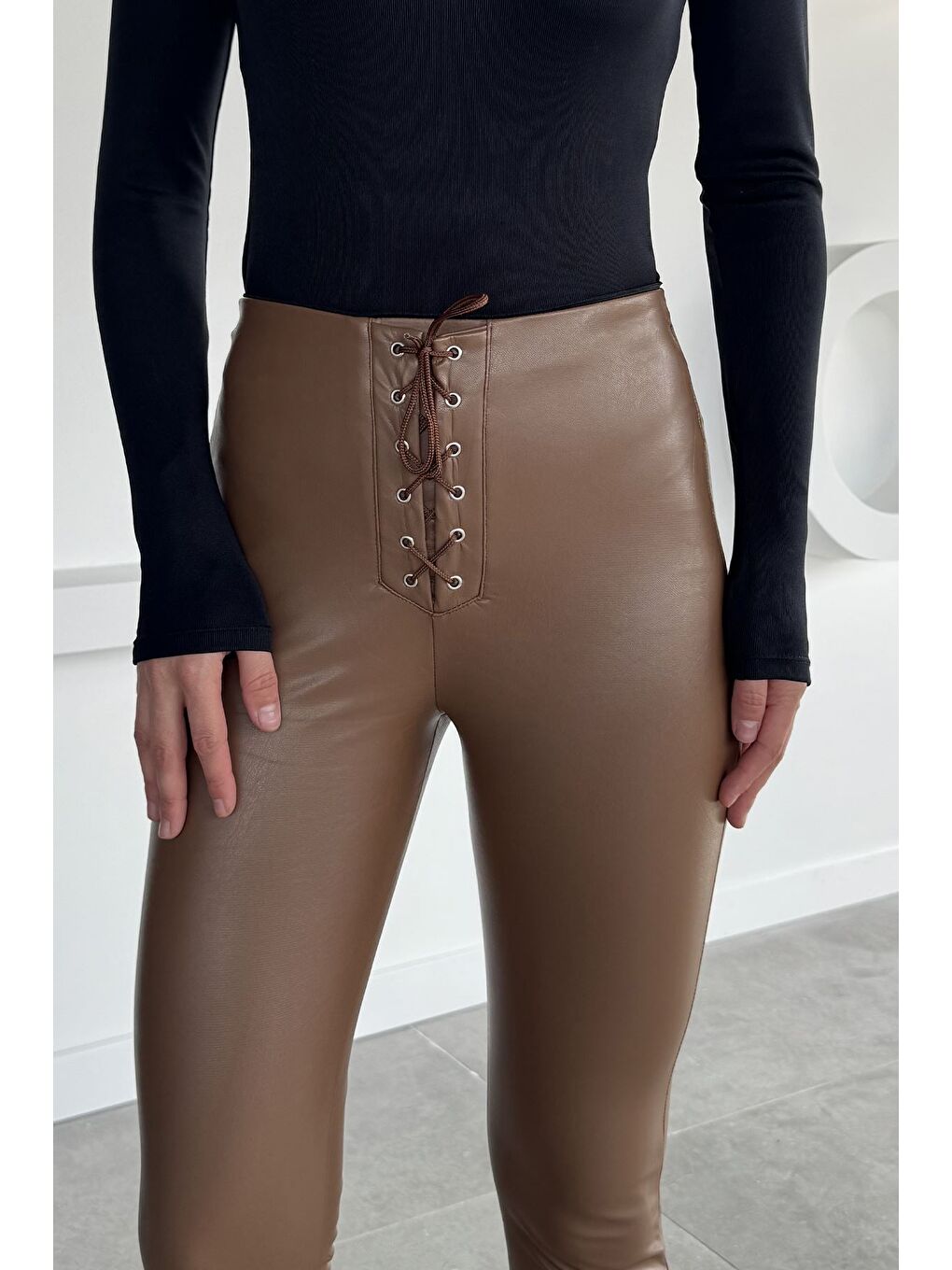 Kahverengi Kadın Şardonlu Bel Bağcıklı Detaylı Deri Tayt-3