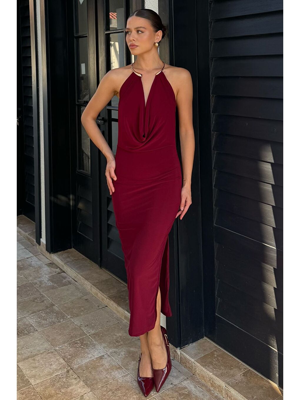 Bordo Derin Göğüs Dekolteli Degaje Elbise