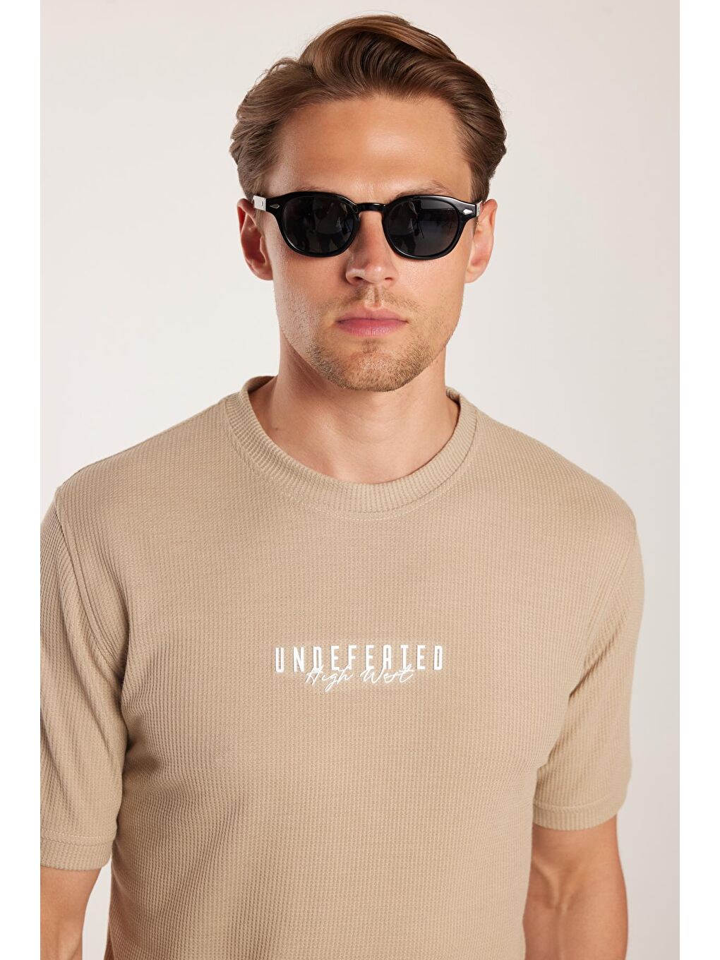 Bej Erkek Standart Fit Pamuklu Düz Basic Bisiklet Yaka Baskılı Taş Tişört-1