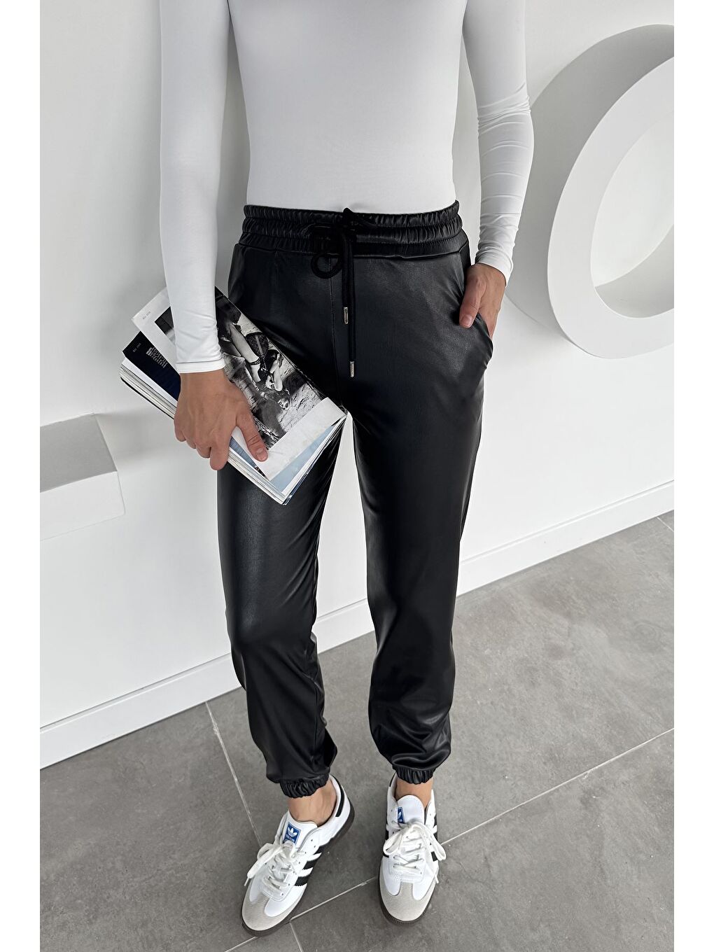 Siyah Kadın Bel Ve Paça Lastikli Suni Deri Pantolon