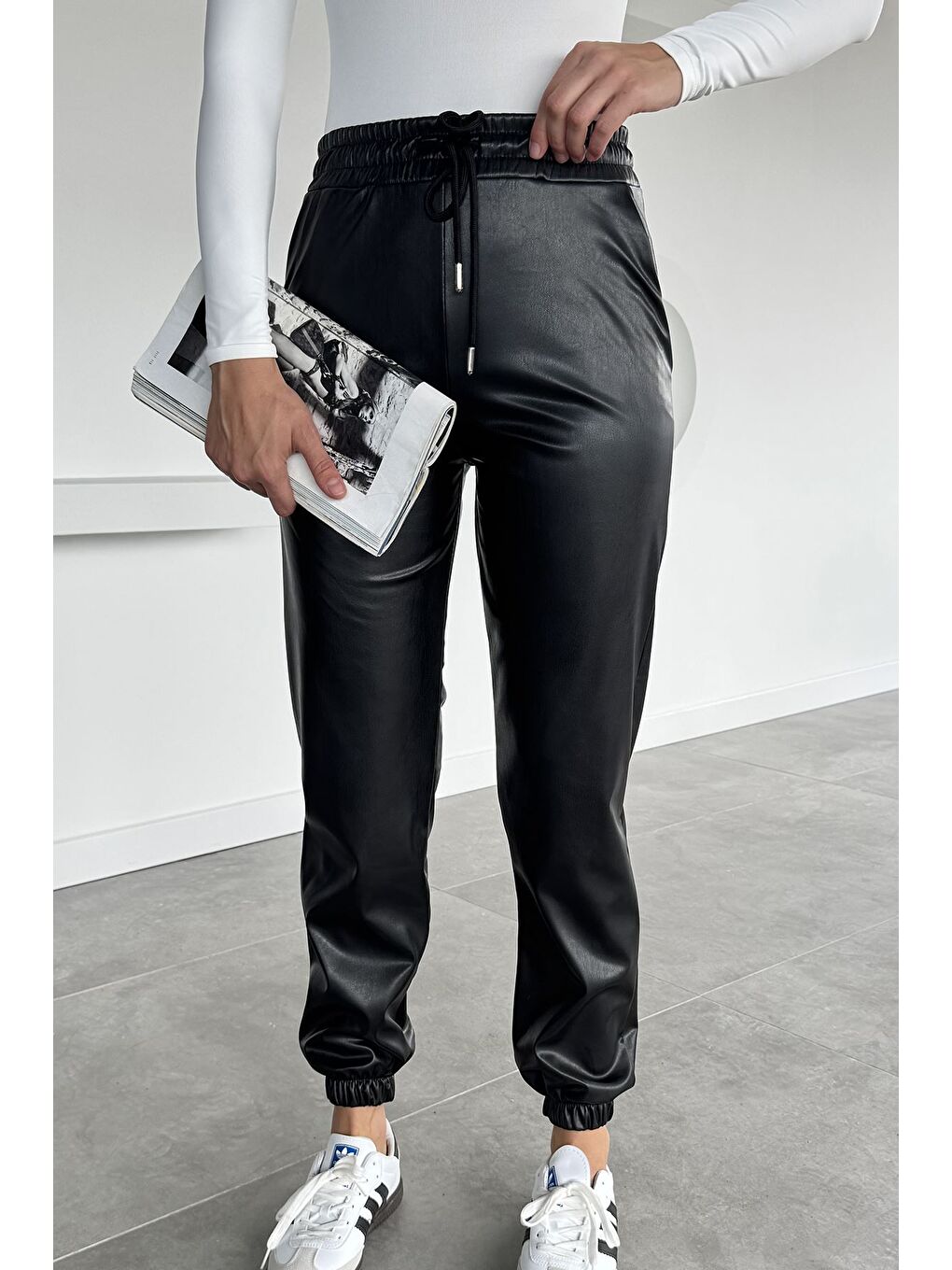 Siyah Kadın Bel Ve Paça Lastikli Suni Deri Pantolon-1