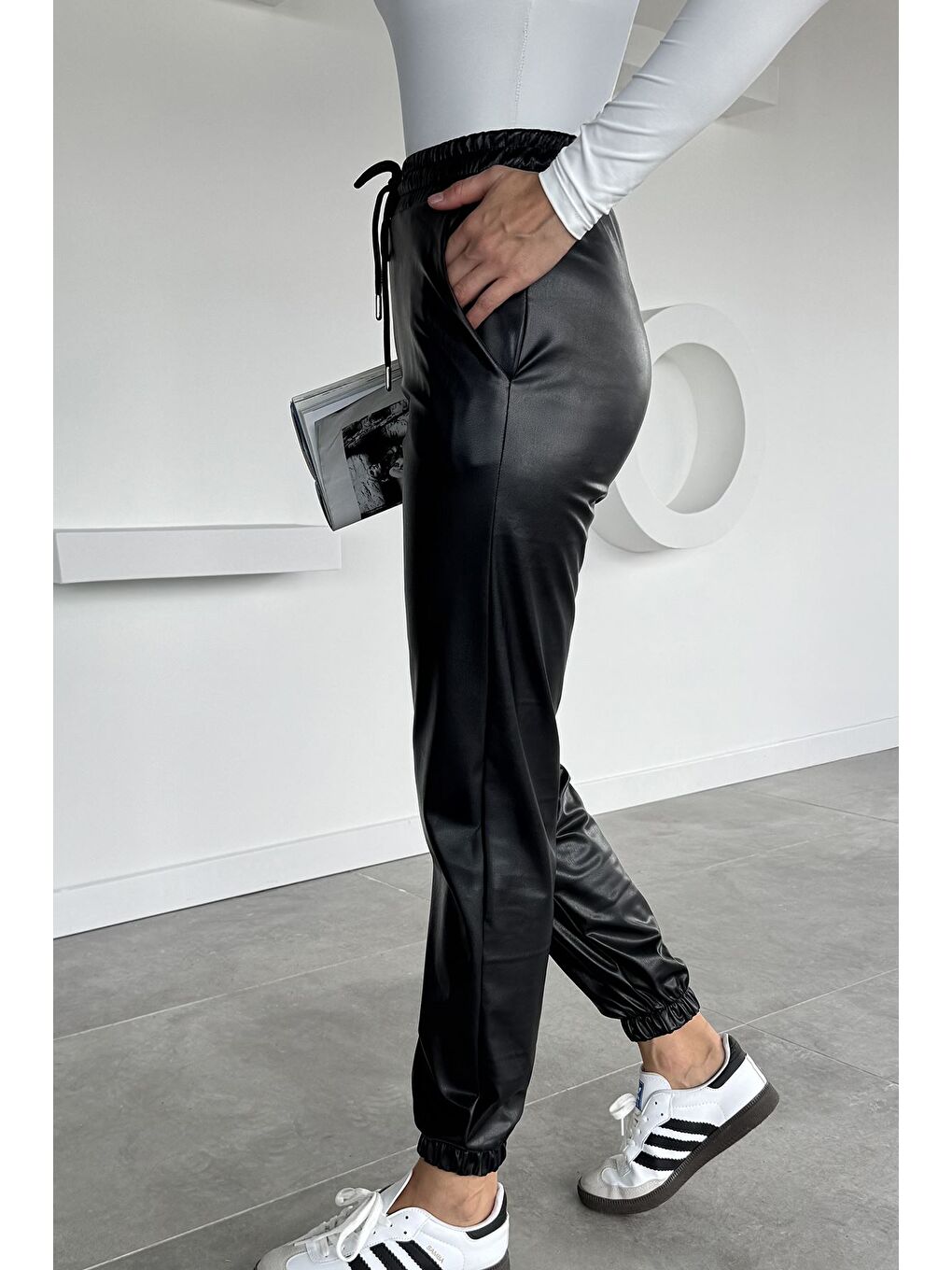 Siyah Kadın Bel Ve Paça Lastikli Suni Deri Pantolon-2