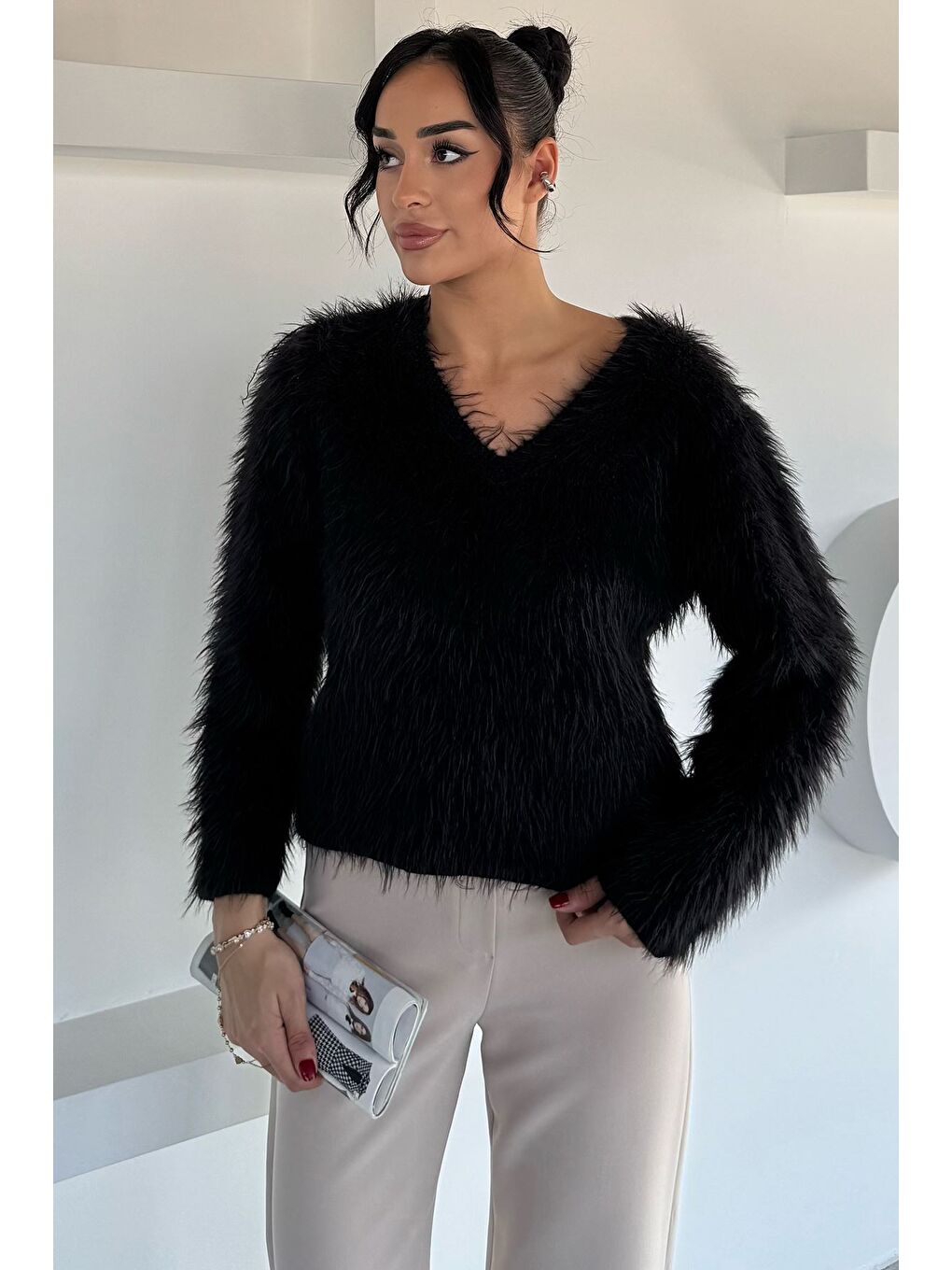 Siyah Kadın V Yaka Sakallı Yumoş Triko Bluz