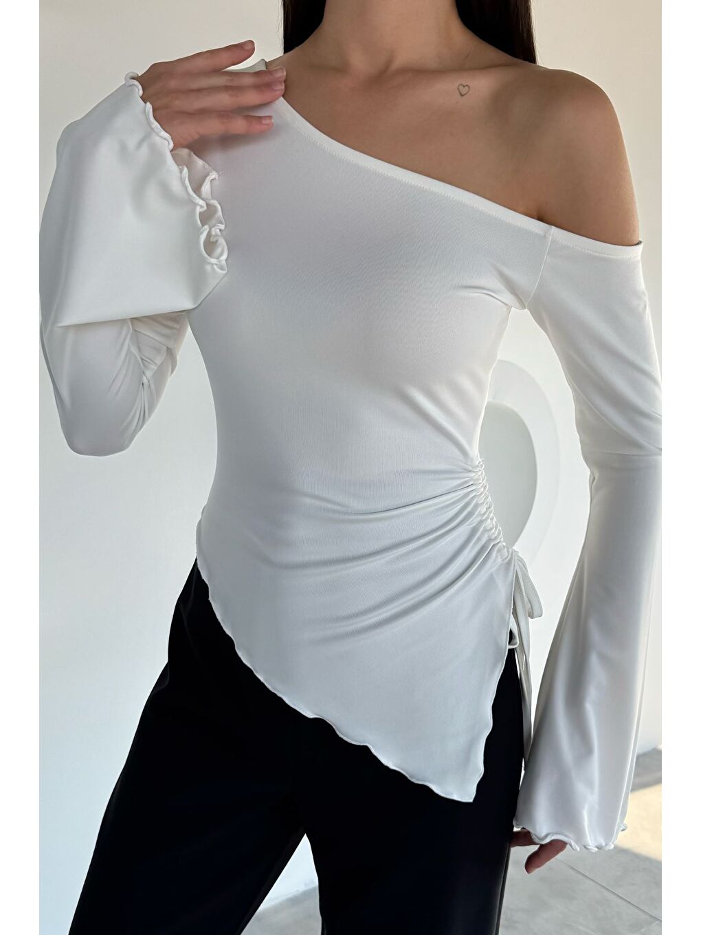 Ekru Bel Büzgülü Asimetrik Kesim Kadın Bluz