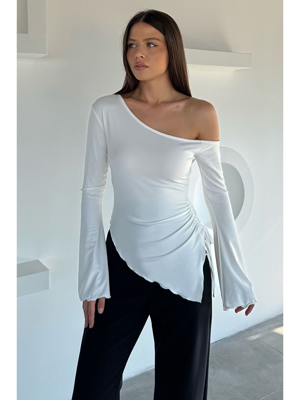 Ekru Bel Büzgülü Asimetrik Kesim Kadın Bluz-1