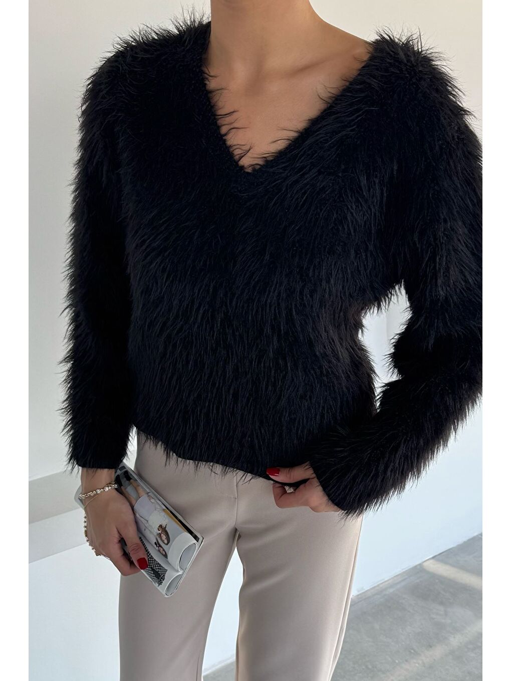 Siyah Kadın V Yaka Sakallı Yumoş Triko Bluz-1