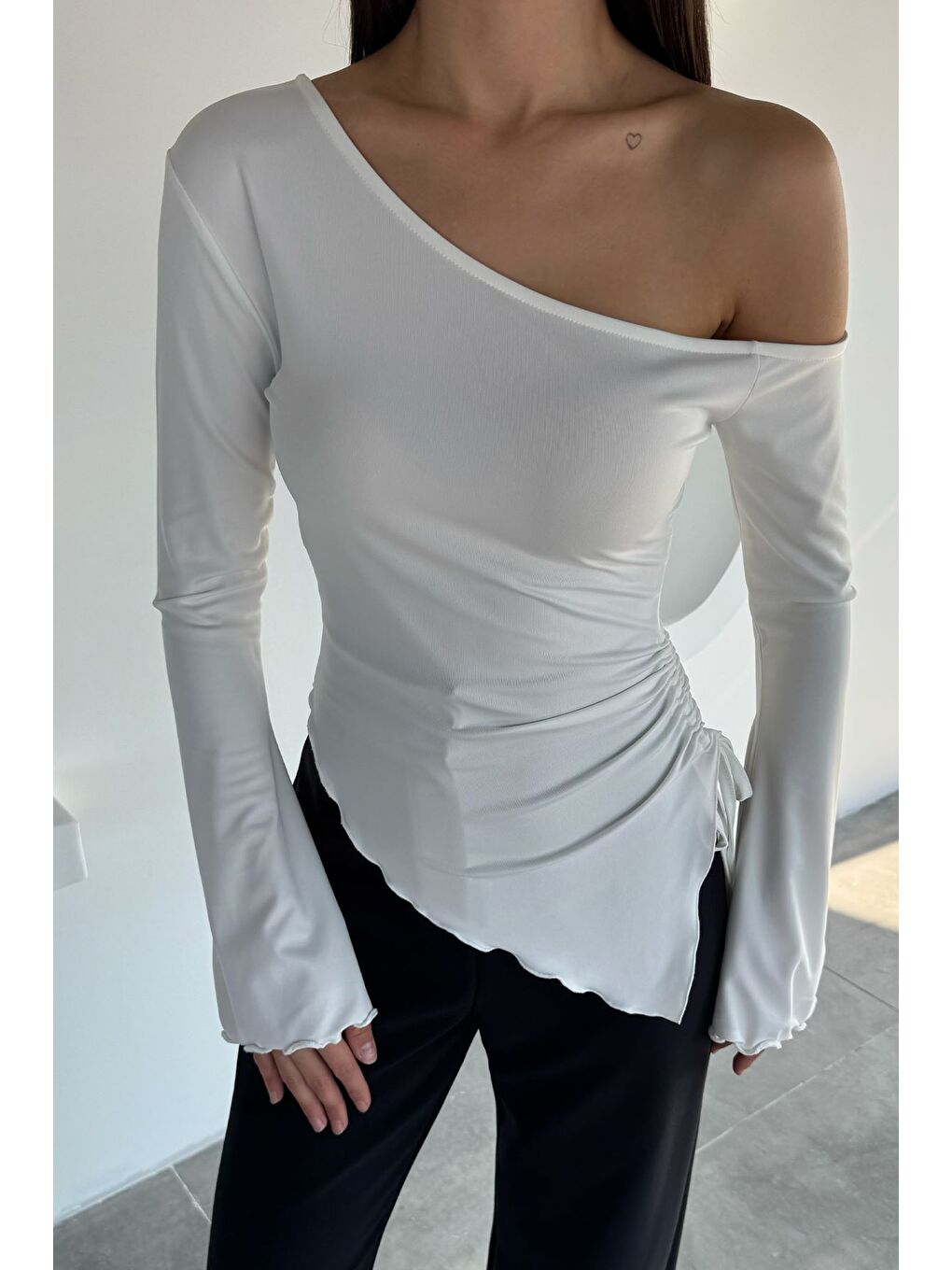 Ekru Bel Büzgülü Asimetrik Kesim Kadın Bluz-2
