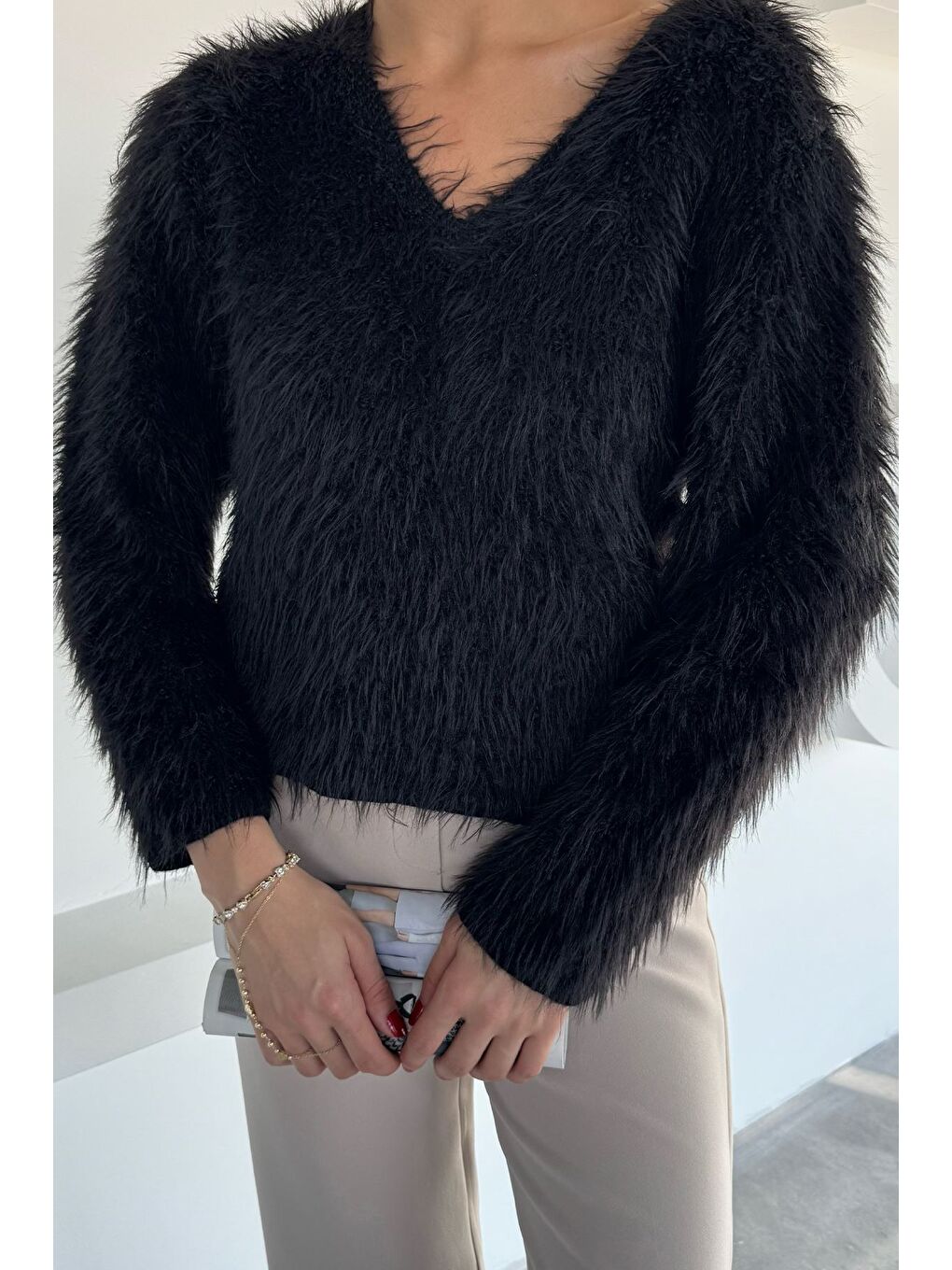 Siyah Kadın V Yaka Sakallı Yumoş Triko Bluz-2