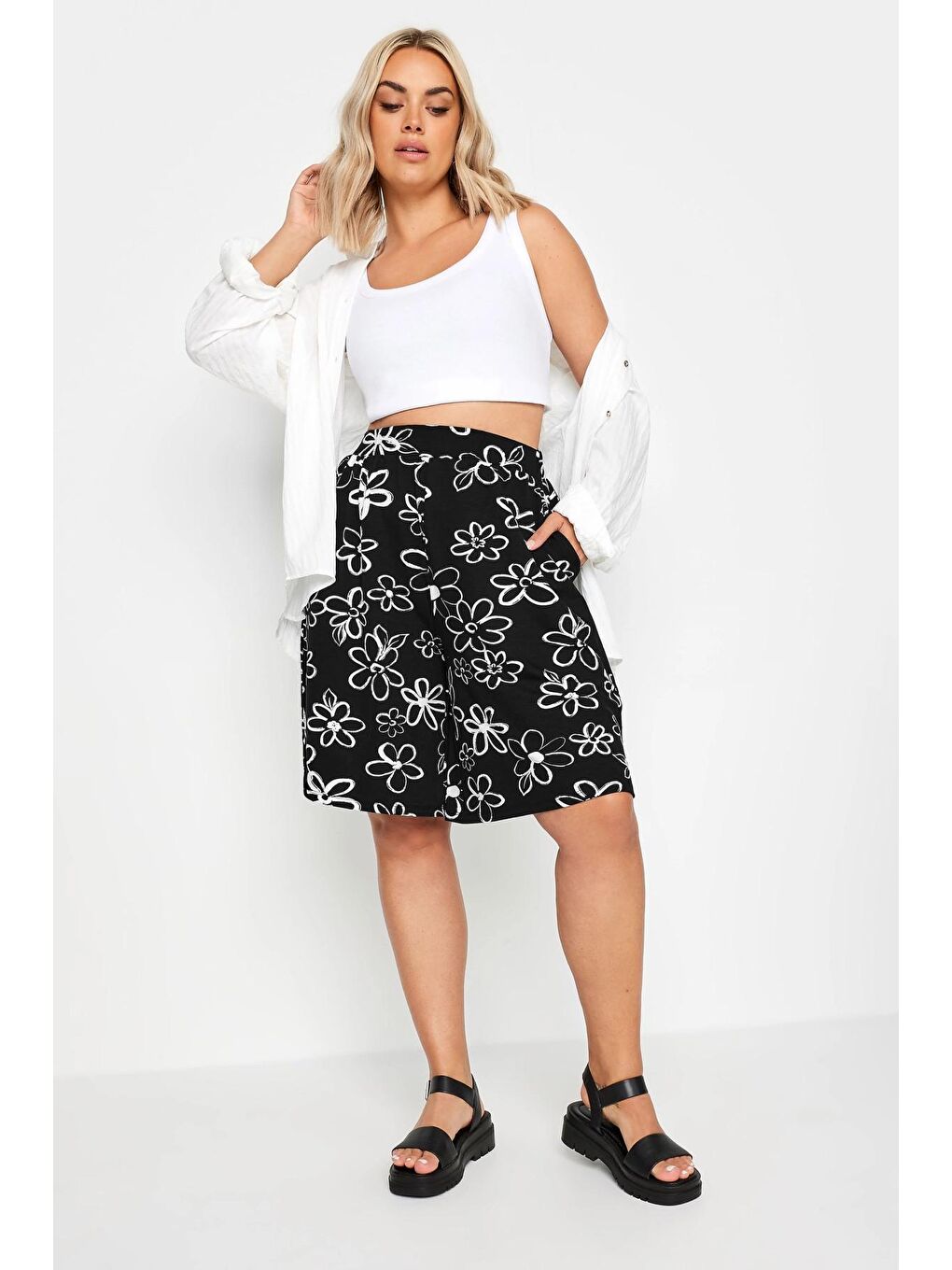 Siyah Büyük Beden Beli Lastikli Desenli Bol Kesim Elastanlı Şort 145108