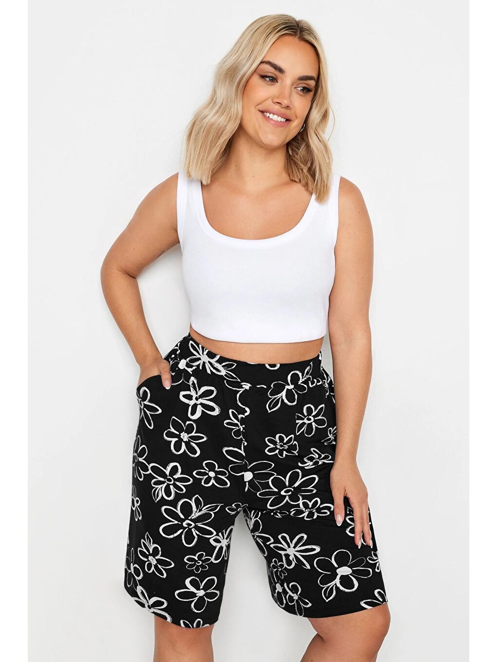 Siyah Büyük Beden Beli Lastikli Desenli Bol Kesim Elastanlı Şort 145108-1