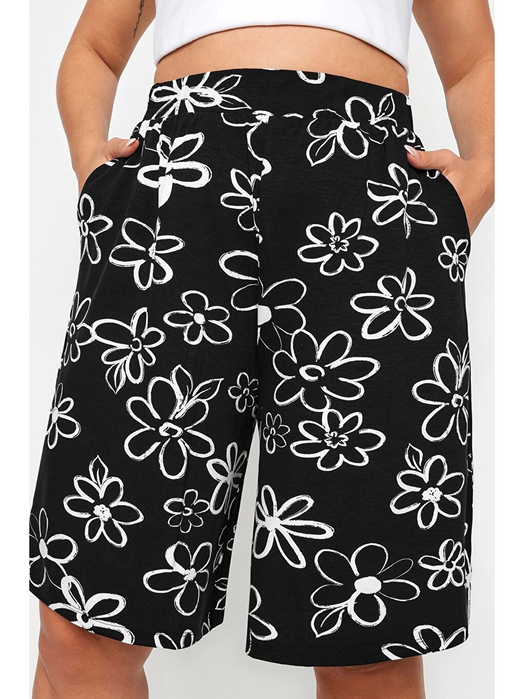 Siyah Büyük Beden Beli Lastikli Desenli Bol Kesim Elastanlı Şort 145108-3