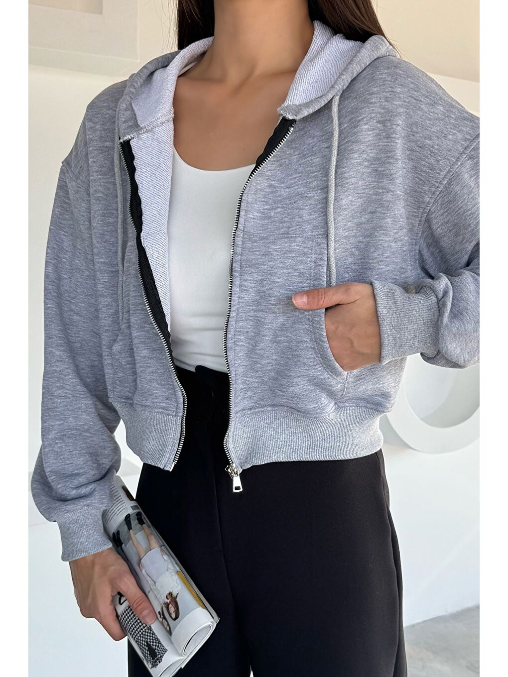 Gri Kadın Ön Fermuarlı Kapüşonlu Çift Cepli Sweatshirt