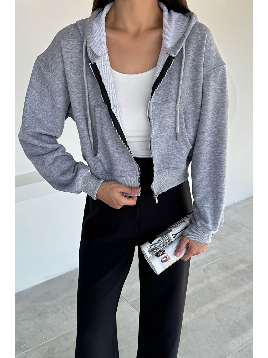 Gri Kadın Ön Fermuarlı Kapüşonlu Çift Cepli Sweatshirt-2