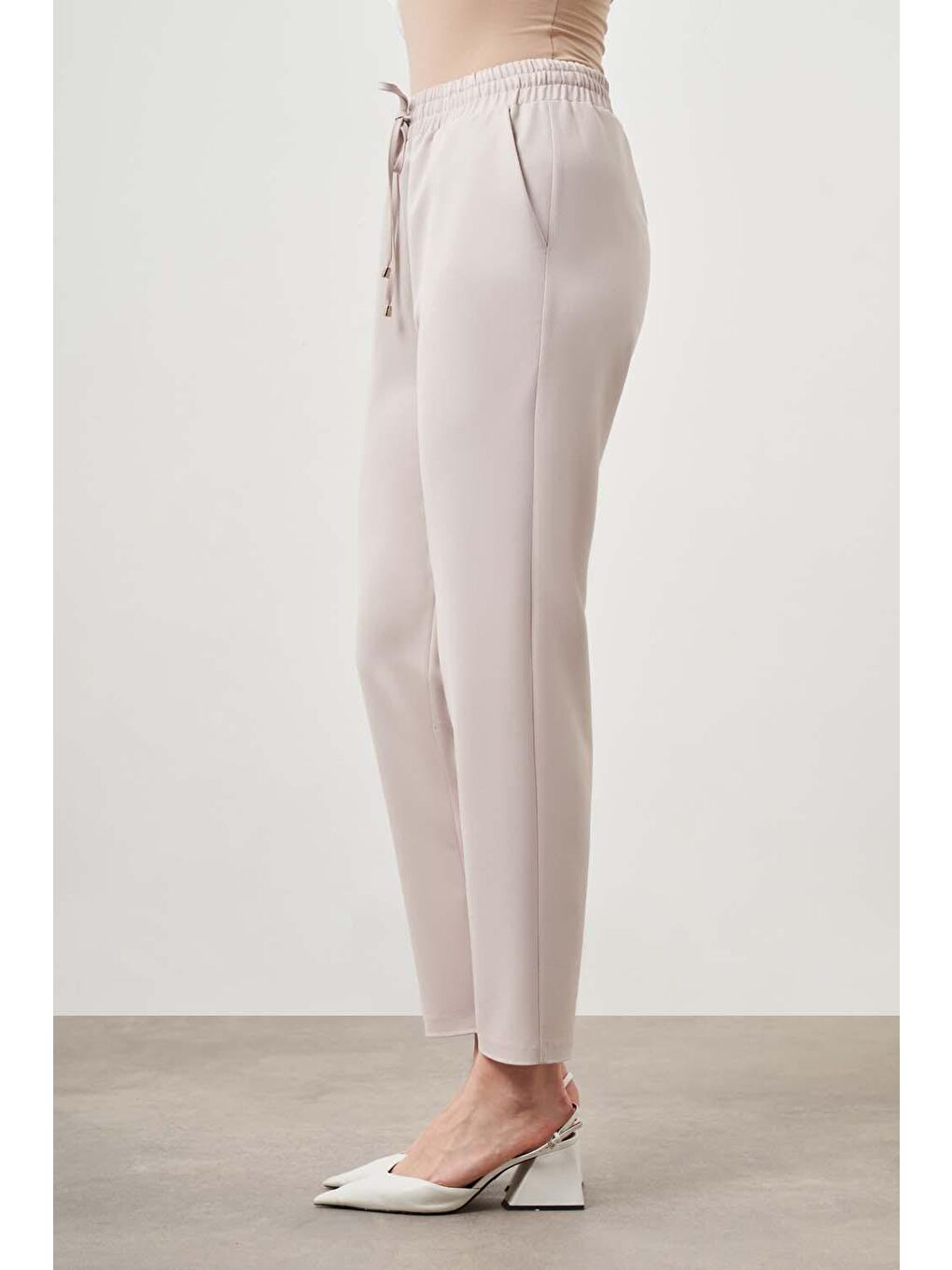 Beli Lastik Bağcıklı Bej Pantolon-1