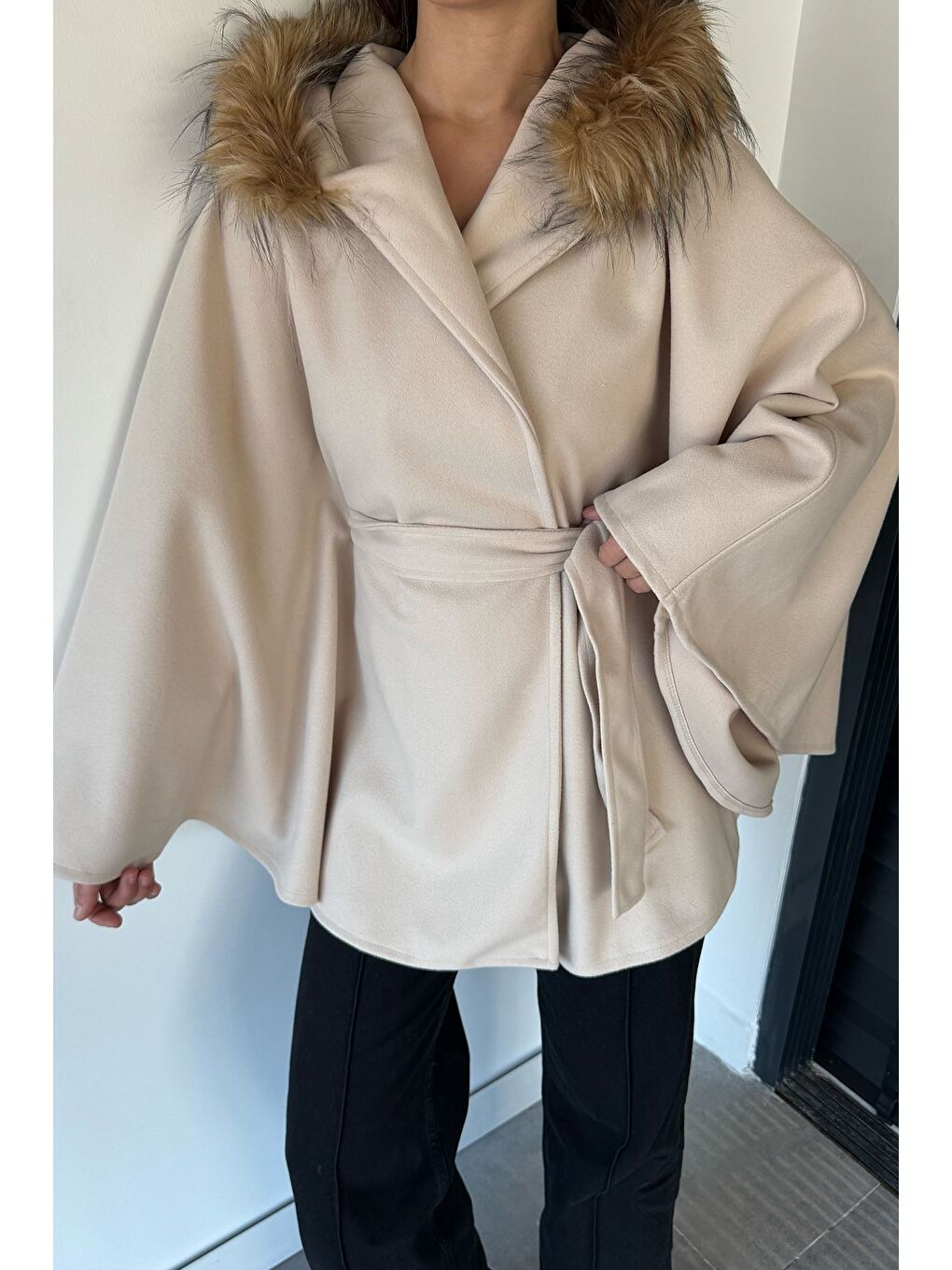 Bej Kadın Kapüşonu Kürklü Bel Bağlamalı Panço-3