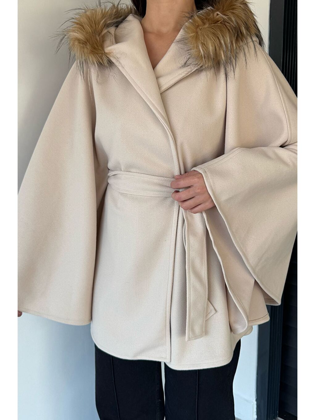 Bej Kadın Kapüşonu Kürklü Bel Bağlamalı Panço-5