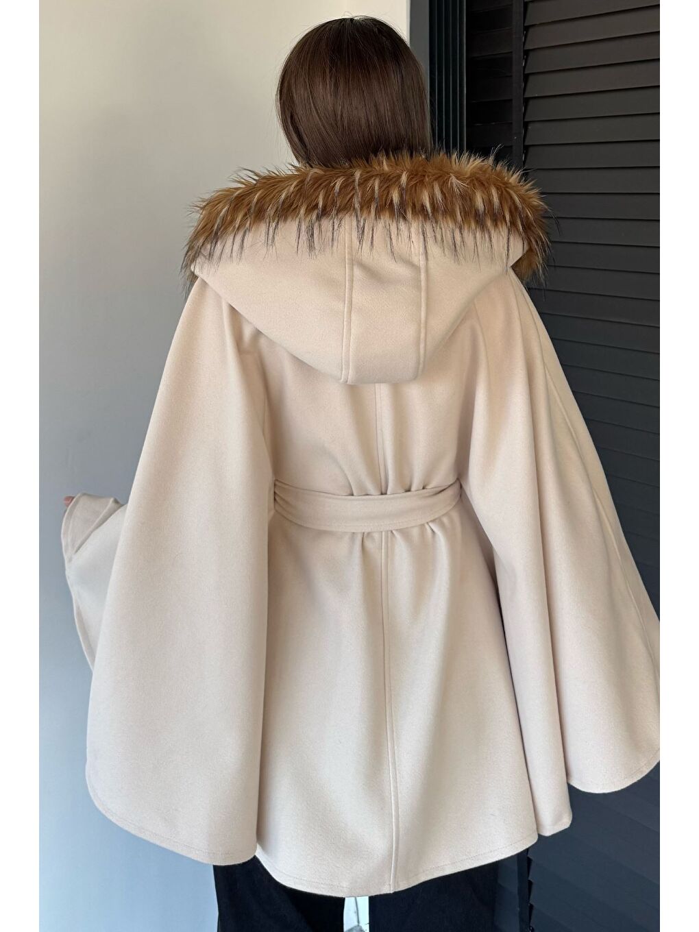 Bej Kadın Kapüşonu Kürklü Bel Bağlamalı Panço-7