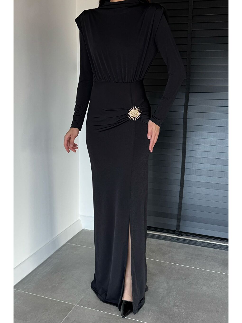 Siyah Kadın Omuz Vatkalı Büzgülü Aksesuarlı Elbise-1