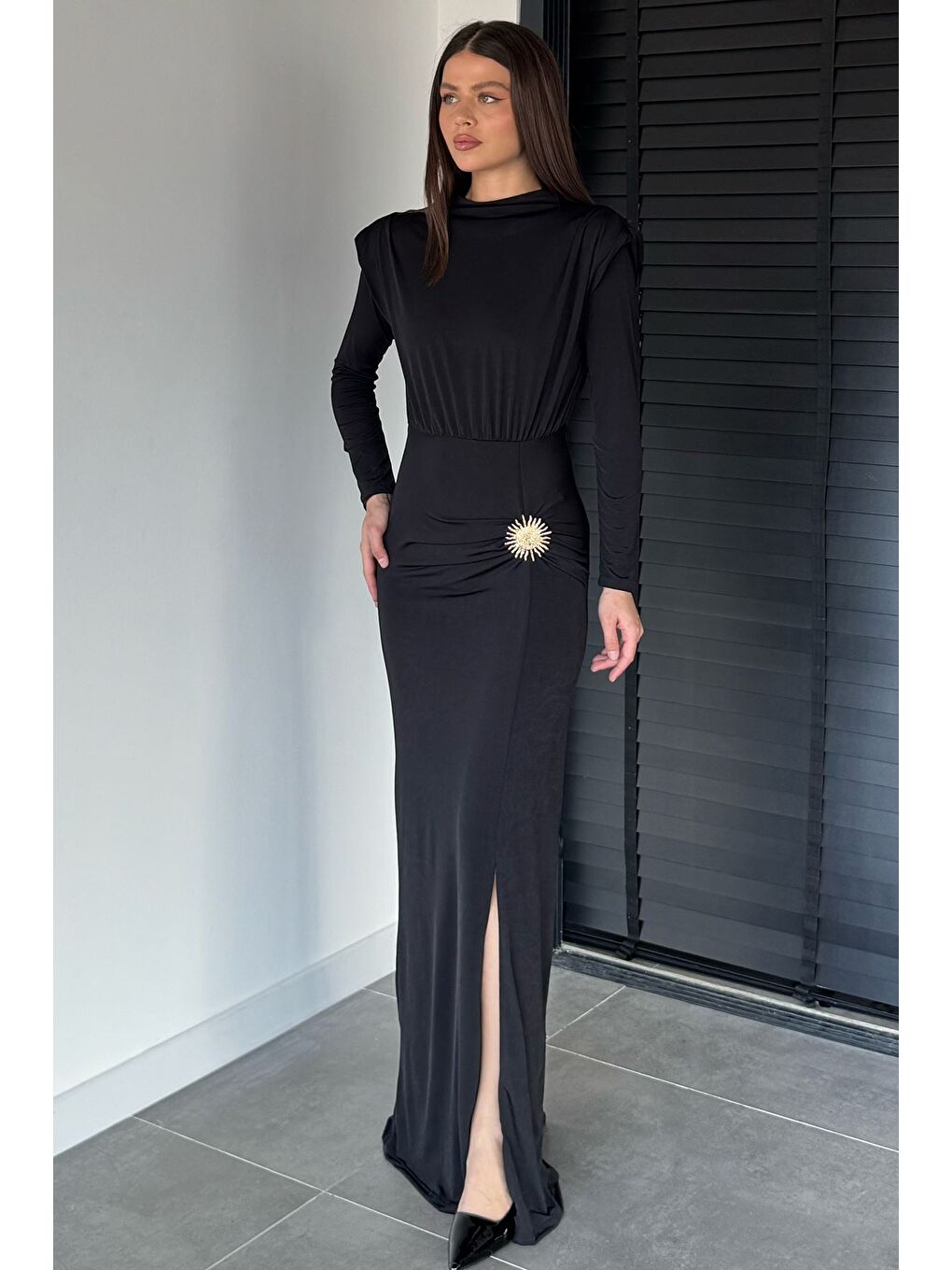 Siyah Kadın Omuz Vatkalı Büzgülü Aksesuarlı Elbise-2