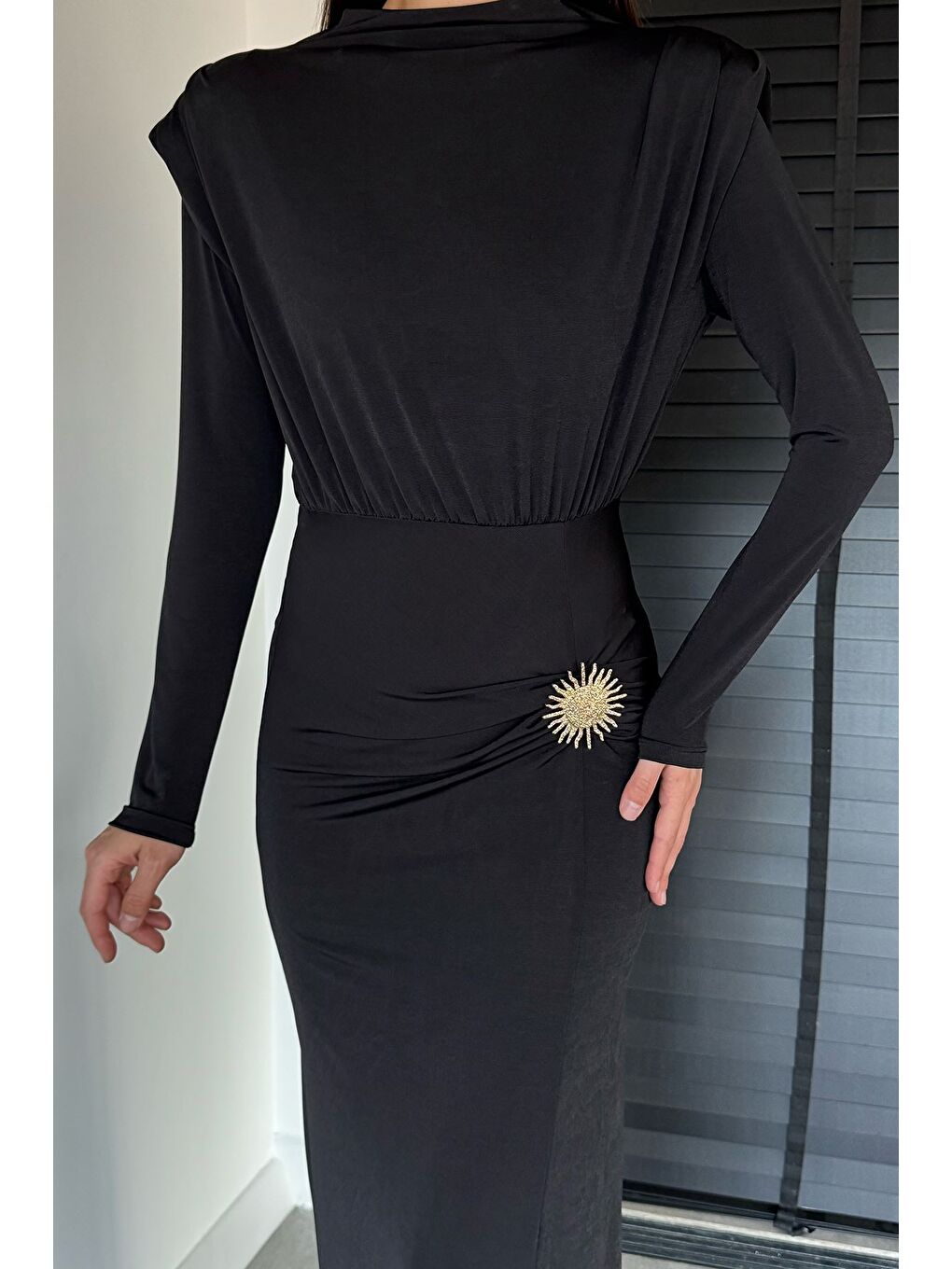 Siyah Kadın Omuz Vatkalı Büzgülü Aksesuarlı Elbise-3