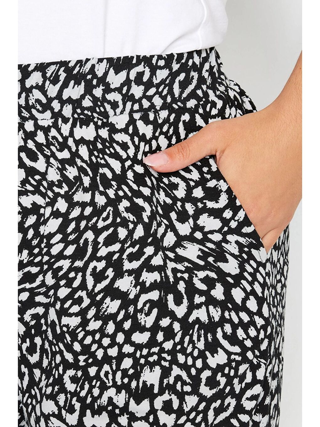 Siyah Büyük Beden Beli Lastikli Desenli Bol Kesim Elastanlı Şort 145050-3