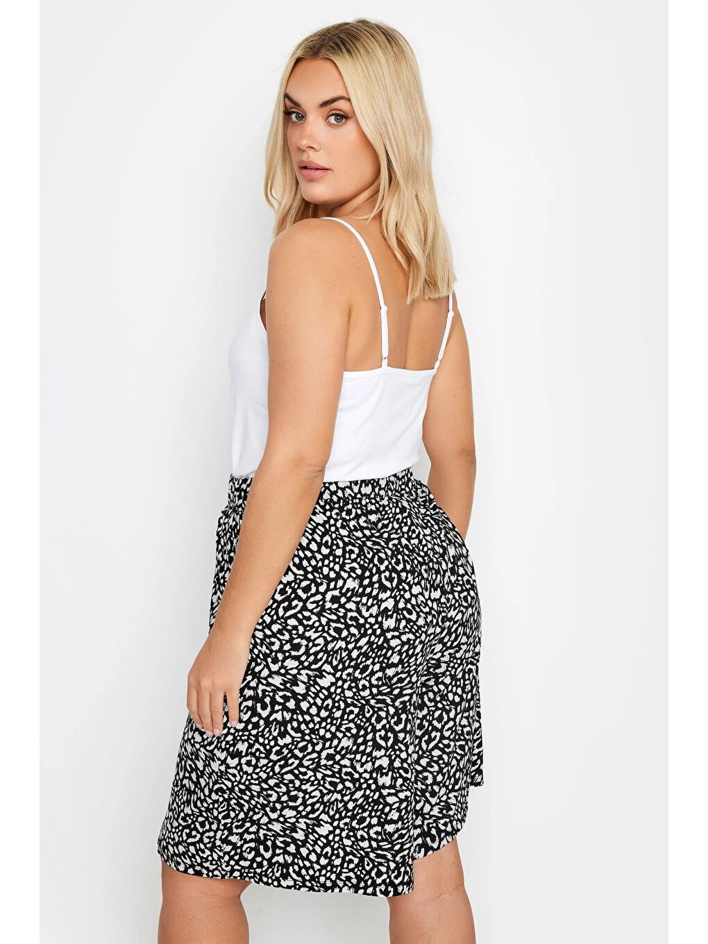 Siyah Büyük Beden Beli Lastikli Desenli Bol Kesim Elastanlı Şort 145050-4